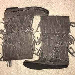 Minnetonka Gray Fringe Boots‼️